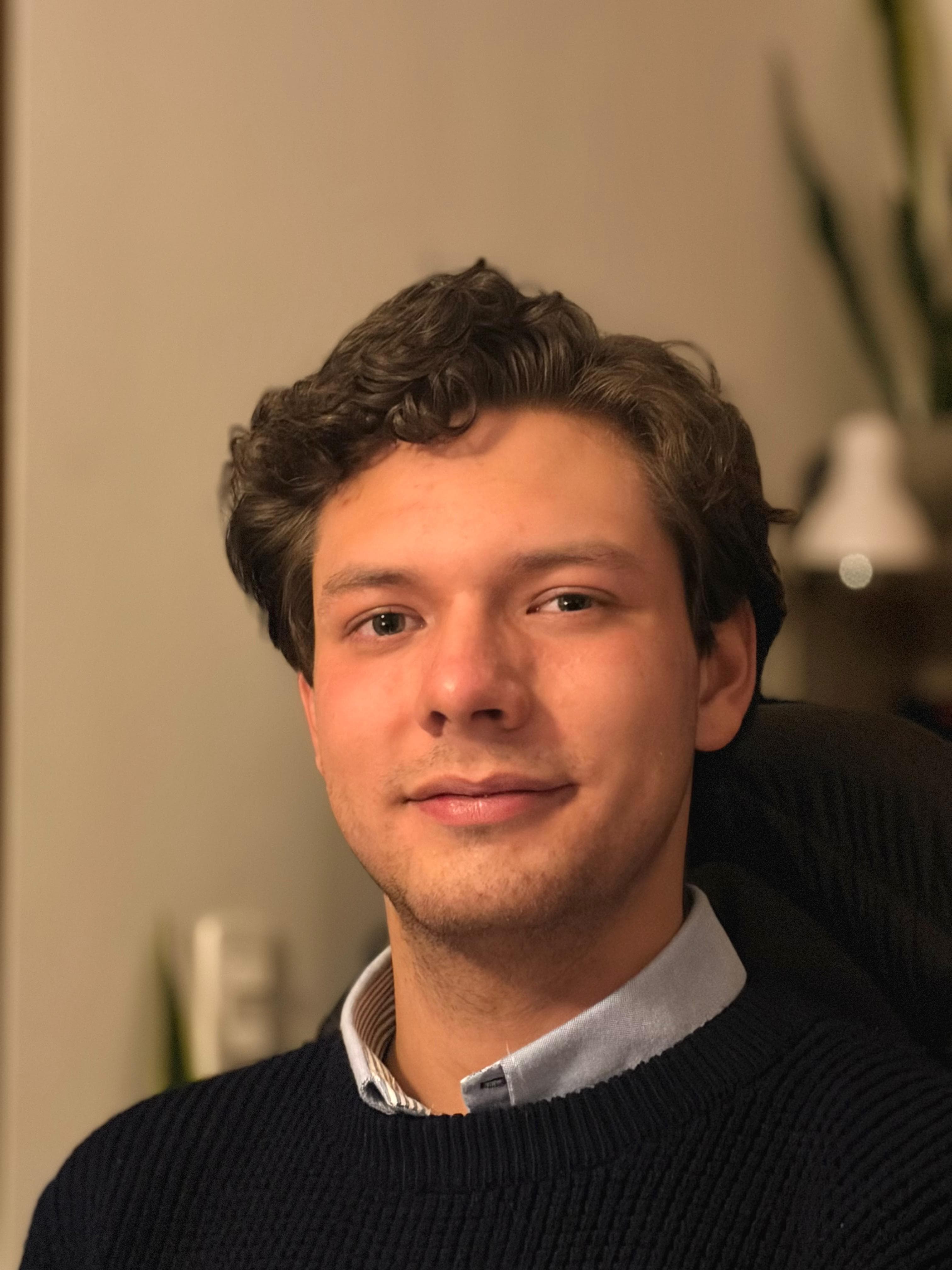 Retrato de Sebastián Romo Gutiérrez, diseñador estratégico