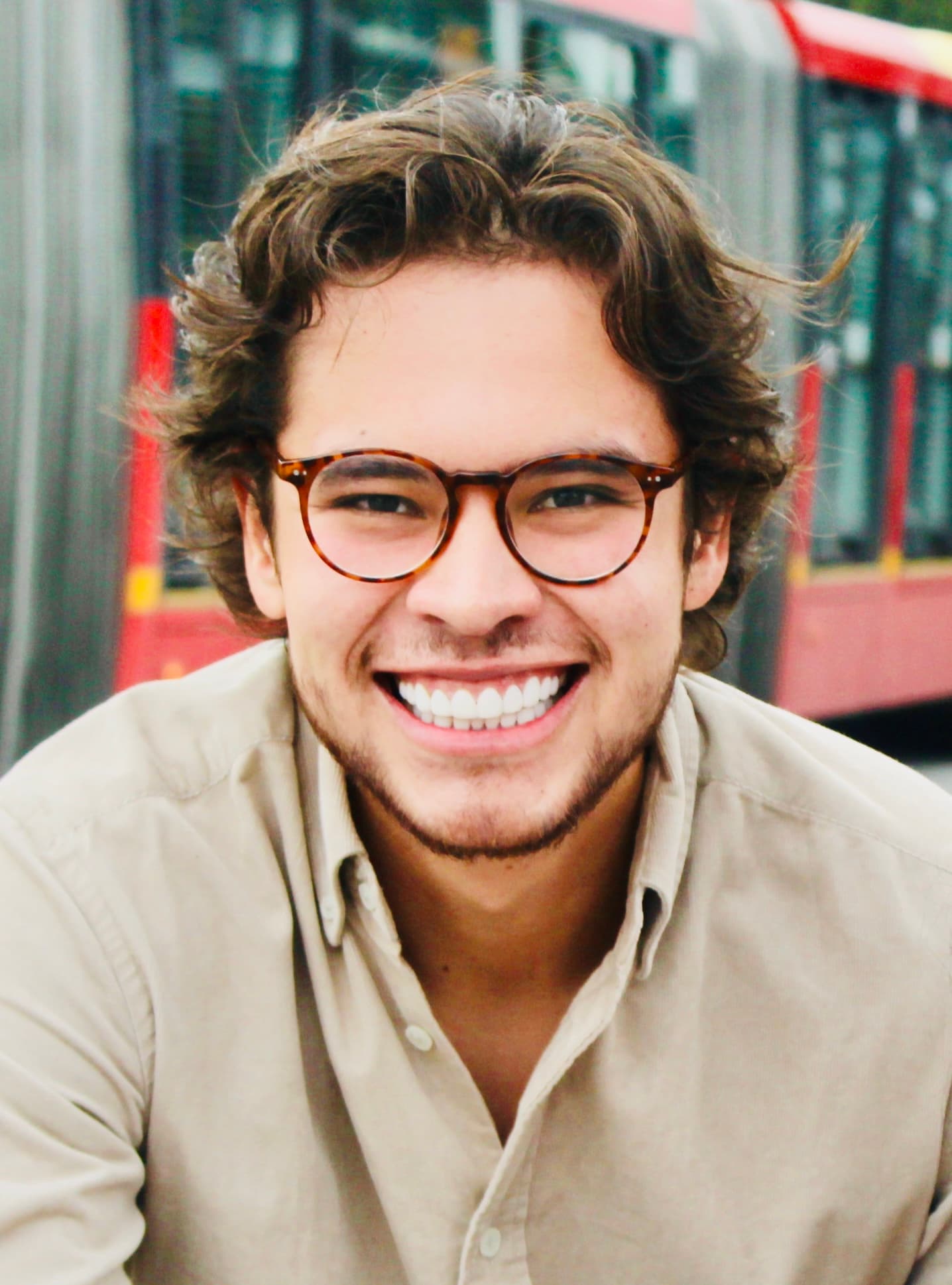 Retrato de Sebastián Sanabria, especialista en innovación estratégica